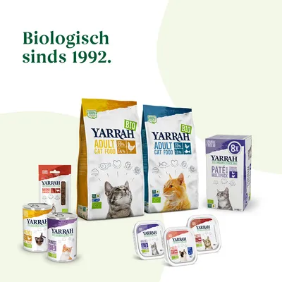 Yarrah biologisch kattenvoer en snacks, zichtbaar: Adult Cat Food 30% eiwit, 14% vet; Paté multipack 8x; diverse natvoer- en snackverpakkingen. Tekst: Biologisch sinds 1992.