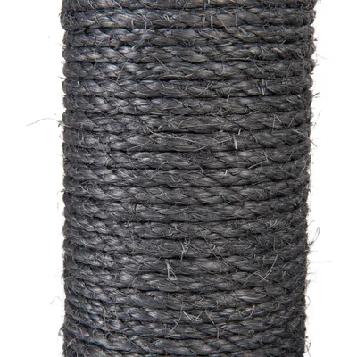 Gros plan sur un poteau recouvert de corde noire en sisal tressé, matériau visible utilisé pour griffoirs ou arbres à chat.