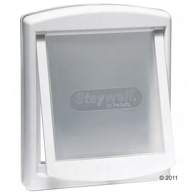 Puerta para mascotas de plástico blanco con solapa translúcida. Texto visible: Staywell by PetSafe.