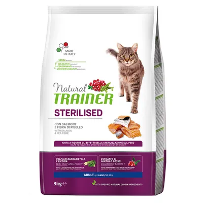 Sac de croquettes Natural Trainer Sterilised pour chat adulte, 3 kg, avec saumon et fibre de pois, sans colorants, conservateurs ni sucres ajoutés. Texte en anglais et italien visible.