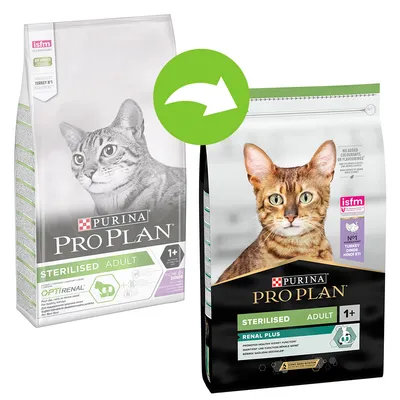 Twee verpakkingen Purina Pro Plan Sterilised Adult 1+ kattenvoer, oude en nieuwe verpakking met groene pijl ertussen. Tekst: Optirenal, Renal Plus, ISFM, kalkoen, geen kleurstoffen of smaakstoffen.