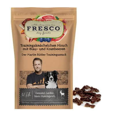 Balení FRESCO dog foods, Trainingsknöchelchen Hirsch mit Blau- und Kranbeeren, Der Martin Rütter Trainingssnack, 150 g. Zobrazené kousky pamlsku vedle obalu.