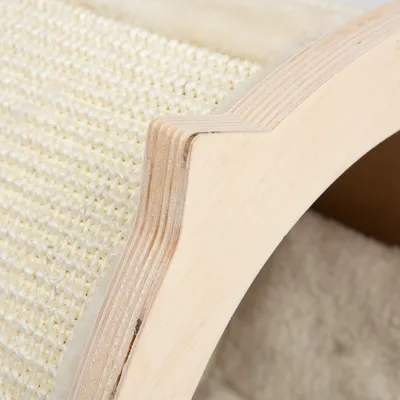 Närbild av klösmöbel med träkant och sisalmatta, synlig struktur på både trä och vävd yta.