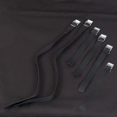 Schwarze Gurte mit Metallschnallen, geeignet zur Befestigung oder Sicherung von Gegenständen. Fünf kurze und ein langer Gurt sichtbar.
