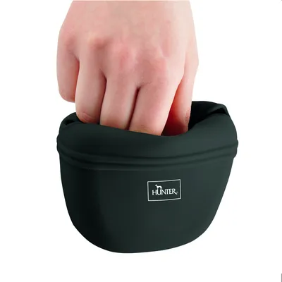 Contenitore nero in silicone con logo HUNTER, una mano inserita all'interno del contenitore.