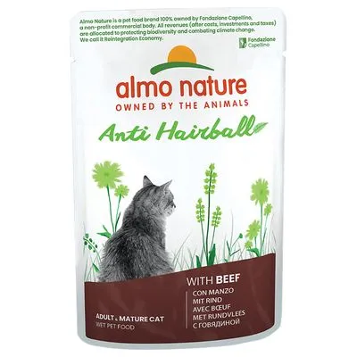 Almo Nature Anti Hairball natvoer voor volwassen katten met rund. Verpakking toont kat en groene planten. Ondersteunt biodiversiteit, Fondazione Capellino.