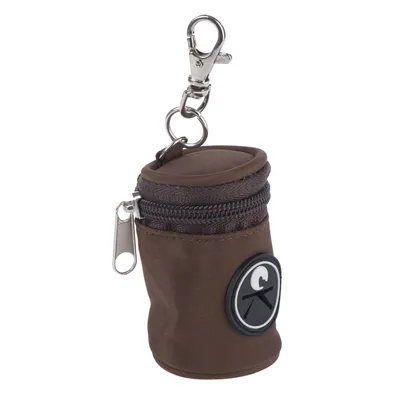 Ruskea vetoketjullinen kangaspussi, jossa metallinen kiinnityshaka ja pyöreä musta-hopea merkki edessä. Pussin yläosassa avattava vetoketju.