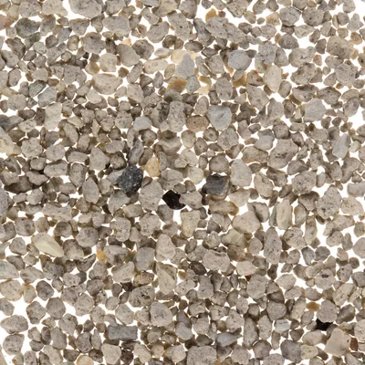 Nærbillede af grå og beige granulat med ujævne små sten, typisk anvendt som kattegrus eller strøelse. Ingen synlige mærker eller tekst.