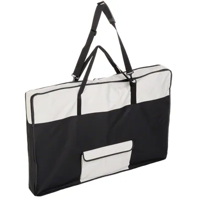 Zwart-witte draagtas van textiel met verstelbare schouderriem en handvatten, grote rechthoekige vorm en voorvak met klep zichtbaar.