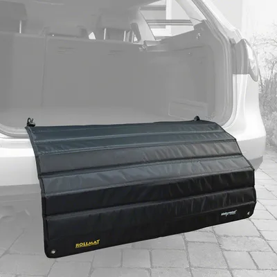 Svart rullmatta för bilar med gult Rollmat-logo, skyddar lastkanten vid in- och urlastning. Fästning på bakluckan synlig.