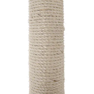 Detail sisalového stĺpika s hrubým prírodným lanom, materiál sisal viditeľný na povrchu.