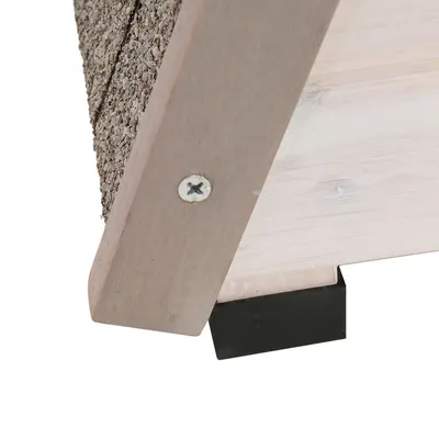 Detailopname van een houten frame met schroef en zwarte kunststof voet. Gestructureerd oppervlak zichtbaar.