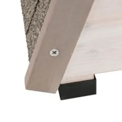 Nærbillede af hjørne på produkt i træ med skrue, sort plastikfod og grov overflade. Materialer: træ, metal, plastik.