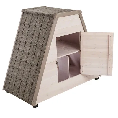 Houten huis met A-vormig dak, shingles-look en open deur. Binnenruimte met twee aparte compartimenten.
