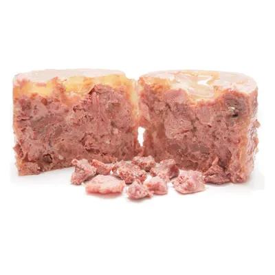 Cibo umido per animali tagliato a metà, consistenza compatta con pezzi visibili di carne e gelatina, presentato su sfondo bianco.