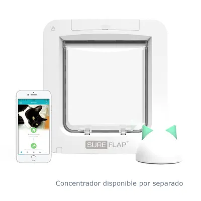 Puerta para mascotas SURE FLAP blanca, móvil con app mostrando un gato y accesorio blanco con orejas verdes. Texto: Concentrador disponible por separado.