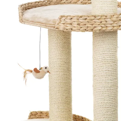 Arbre à chat en sisal avec plateforme rembourrée et jouet suspendu en forme d’oiseau, bords tressés en fibre naturelle visibles.
