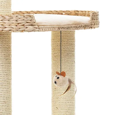Arbre à chat en corde avec plateforme ronde tressée et jouet souris suspendu, matériaux visibles : corde, tissu, osier.