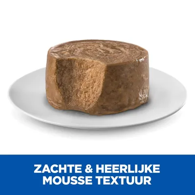Zachte & heerlijke mousse textuur, bruine natvoermousse op wit bord met zichtbare zachte structuur. Tekst in beeld: ZACHTE & HEERLIJKE MOUSSE TEXTUUR.