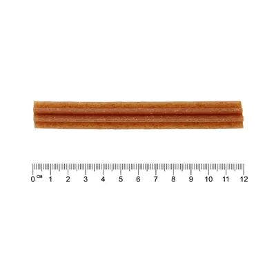 Rjav žvečilni priboljšek v obliki palčke, dolžina približno 12 cm, z merilom za prikaz velikosti.
