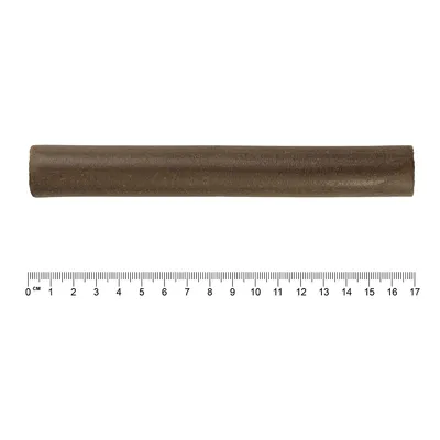 Rjav žvečilni prigrizek v obliki palice, dolžina približno 17 cm, vidno merilo v centimetrih.
