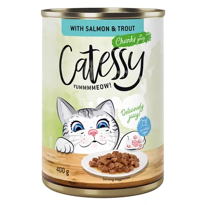 Catessy Nassfutter mit Lachs und Forelle, Chunks in Soße, 400g Dose. Deliciously juicy, ohne Zuckerzusatz. Serviervorschlag: Fleischstücke auf Teller.