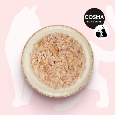 Assiette de nourriture humide pour chat, morceaux de viande en sauce. Marque visible : COSMA PURE LOVE avec icône fruit.