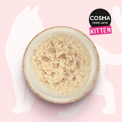 Cosma Pure Love Kitten. Schüssel mit feinem Nassfutter für Kätzchen, beige Farbe, vor rosa Hintergrund mit Katzen-Silhouette.