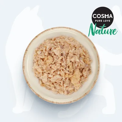 Cosma Nature Pure Love. Schüssel mit zerkleinertem Hühnerfleisch, natürliche Zutaten sichtbar.