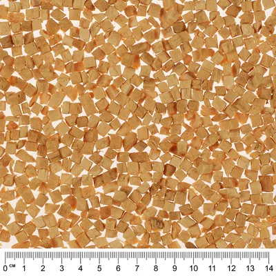 Cubetti alimentari marroni disposti su superficie bianca, con righello in centimetri da 0 a 14 cm visibile in basso per mostrare la dimensione dei pezzi.