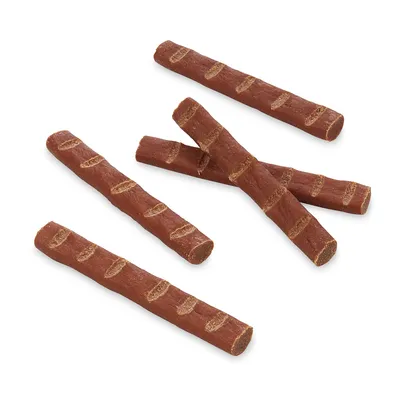 Több barna rágórúd beépített barázdákkal, háziállatoknak alkalmas snackként vagy jutalomként.