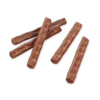 Fem brune tyggepinde med riflet overflade, egnet som snack eller belønning.