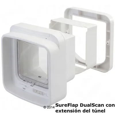 Puerta para mascotas SureFlap DualScan blanca con extensión de túnel visible. Marca SureFlap en la parte frontal. Texto: 'SureFlap DualScan con extensión del túnel'.