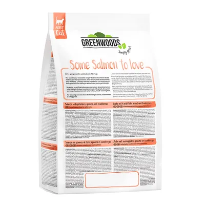 Sac de croquettes pour chat adulte Greenwoods, texte visible : Some Salmon to love, Saumon avec pommes de terre, épinards et canneberges. Ingrédients et composition listés en plusieurs langues.