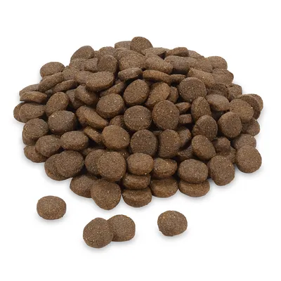 Barna, kerek száraztáp darabok egy kupacban, állateledel leírására alkalmas.