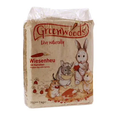 Greenwoods Wiesenheu mit Karotten, Nettomasse 1 kg. Illustration von Kaninchen, Meerschweinchen und Hamstern mit Karotten.