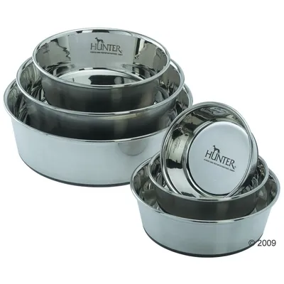 Flere stabelbare skåle i rustfrit stål med teksten HUNTER på indersiden og undersiden. Skålene varierer i størrelse og er blanke i overfladen.