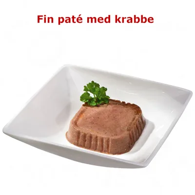 Fin paté med krabbe. Teksten vises øverst i billedet, under teksten ses en firkantet paté på en hvid tallerken pyntet med persille.
