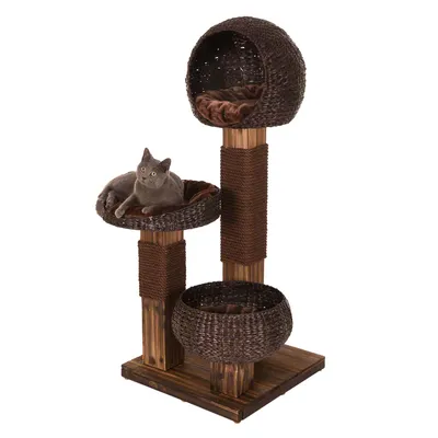 Kratzbaum aus Holz und geflochtenem Material mit drei Ebenen: Höhle, Liegefläche und Korb. Katze auf der mittleren Ebene.
