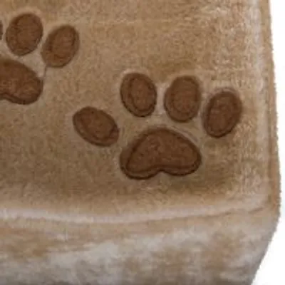 Beżowy materiał z widocznym wzorem dwóch brązowych odcisków łapek. Materiał wygląda na pluszowy.