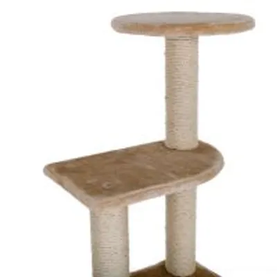 Drapak dla kota z dwoma poziomami, słupki owinięte sznurem sizalowym, półki pokryte beżową tkaniną. Widoczne materiały: sizal, tkanina.