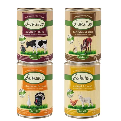 Quatre boîtes de nourriture pour chien Lukullus Adult 400 g : Rind & Truthahn, Kaninchen & Wild, Putenherzen & Gans, Geflügel & Lamm. Textes en allemand visibles sur les étiquettes.