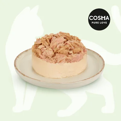 Cosma Pure Love. Gezeigte Portion Katzenfutter mit zarten Fleischstücken auf einem Teller.