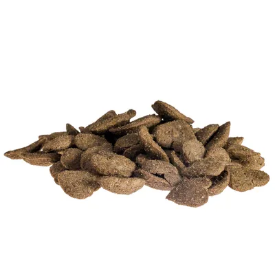 Piezas de pienso seco marrones en forma de corazón dispuestas de manera suelta.