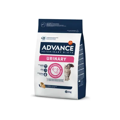 Advance Veterinary Diets Urinary karma dla kotów, opakowanie 8 kg, widoczny napis 'helps reduce risk of struvite crystal formation', z kurczakiem, zdjęcie kota na froncie.