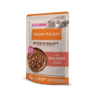Nature's Variety Bites in Gravy con salmón, comida húmeda para gatitos (2-12 meses), 70 g. Texto visible: contribuye al correcto crecimiento del gatito, completo y equilibrado.