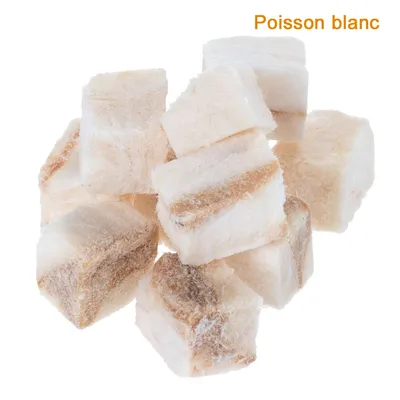 Cubes de poisson blanc, morceaux visibles empilés. Texte en haut à droite : Poisson blanc.