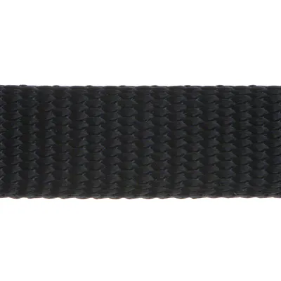 Lähikuva mustasta, kudotusta nailonmateriaalista. Sopii materiaalin rakenteen ja värin kuvaamiseen.