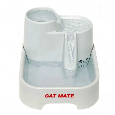 Fontanna na wodę dla zwierząt Cat Mate, biała plastikowa konstrukcja z widocznym przepływem wody i logo CAT MATE na przodzie.