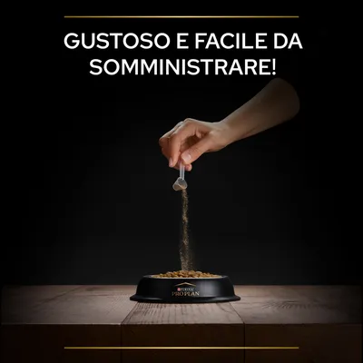 Testo: Gustoso e facile da somministrare! Mano versa polvere da misurino su crocchette in ciotola nera con scritta Purina Pro Plan.